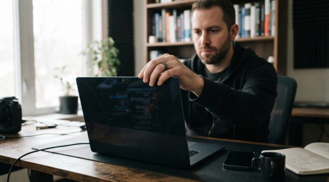découvrez comment fonctionnent les logiciels espions et les malwares, apprenez à repérer les signes d’infection et adoptez les bons réflexes pour protéger vos appareils.